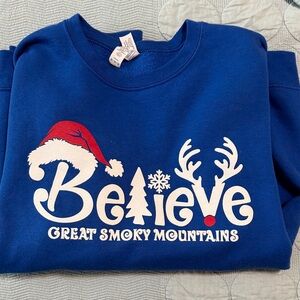 Women’s Great Smoky Mountains Holiday sweatshirt size medium